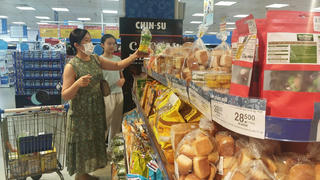 Hàng hóa giảm giá mạnh dịp Giỗ Tổ để kích cầu tiêu dùng