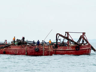 Quảng Ninh: Cứu hộ thành công 5 ngư dân trên tàu cá đang chìm