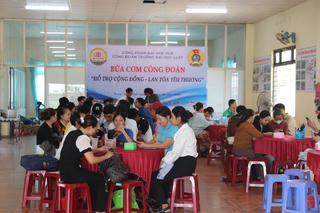 Thừa Thiên - Huế: Hàng trăm suất cơm phục vụ phụ huynh và tân sinh viên đến nhập học