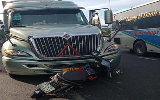 Xe container kéo lê xe máy hơn hàng chục mét, 2 vợ chồng thương vong