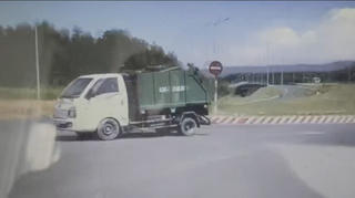 Đà Nẵng: Ô tô chở rác chạy ngược chiều, lái xe bị phạt 5 triệu đồng, tước giấy phép lái xe 2 tháng