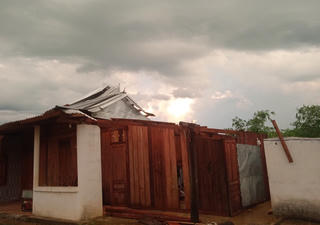 Thừa Thiên - Huế: Giông lốc khiến hàng chục ngôi nhà bị tốc mái