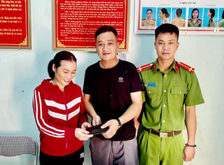 Nhặt được chiếc ví trên đường đi làm, người phụ nữ nhờ công an tìm người trả lại