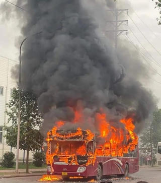 Bắc Giang: Lửa thiêu rụi xe ô tô đưa đón công nhân