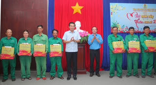 Tặng quà Tết cho công nhân, lao động