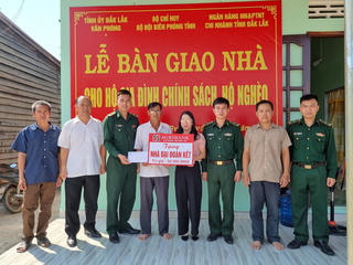 Đắk Lắk: Bàn giao nhà Đại đoàn kết cho hộ nghèo vùng biên