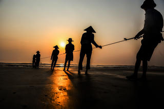 Ngư dân Hà Tĩnh mang ghe thúng ra biển rải lưới rùng vây cá