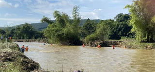 Tìm kiếm một nam sinh mất tích do bị lũ cuốn trôi