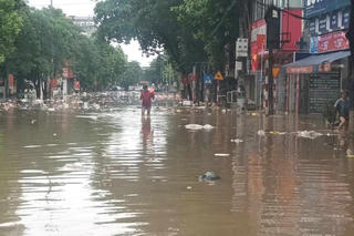 Nước rút chậm, nhiều tuyến phố ở TP Tuyên Quang vẫn ngập
