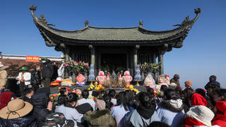 Gần vạn du khách hành hương về Yên Tử trong ngày khai hội