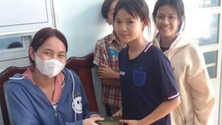Nhặt được ví tiền, ba cháu nhỏ tìm người trả lại