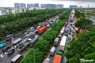 Đại lộ Thăng Long ùn tắc kéo dài hàng km vì ngập úng