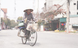 Ảnh: Những người phụ nữ tất bật trong ngày 8/3