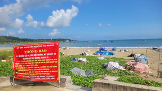 Đà Nẵng: Bãi biển du lịch nhếch nhác vì hoạt động buôn bán, sơ chế hải sản
