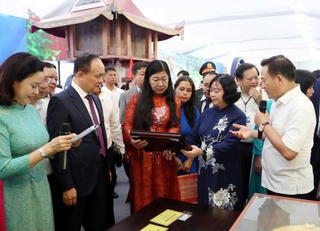 Bí thư Thành ủy Hà Nội tham quan 2 không gian trưng bày của Hà Nội tại Trung tâm Triển lãm Việt Nam