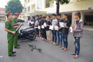 Ninh Bình: Tạm giữ 11 thanh, thiếu niên mang hung khí gây rối trên phố