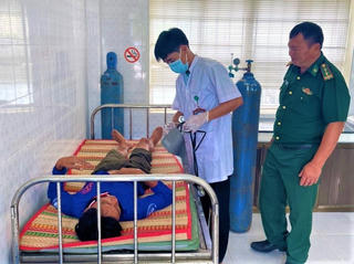 Ngư dân bị nạn trên biển được chăm sóc y tế