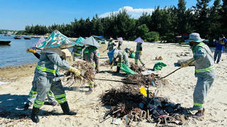 Quảng Ngãi: Thu gom hơn 15 tấn rác ở bờ biển Sa Cần