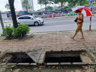 Bắt đối tượng dùng ô tô đi trộm hàng chục nắp cống ở Hà Nội