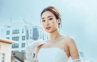 Hoa hậu Đỗ Mỹ Linh diện váy cưới phá cách trước khi lên xe hoa