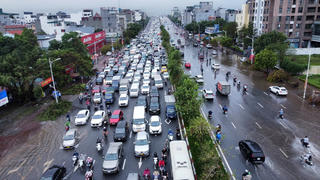 Cầu Vĩnh Tuy ùn tắc do nhiều cầu qua sông Hồng bị cấm vì lũ dâng