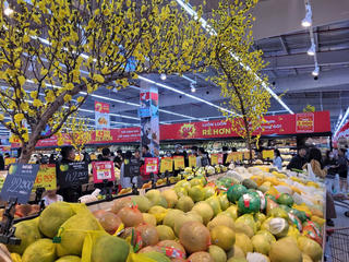 Hàng hoá dồi dào, sức mua dần tăng