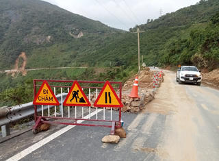 Tiếp tục khắc phục nhiều điểm sạt lở tại đèo Hải Vân