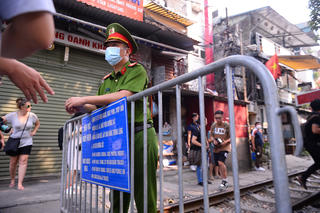 Hà Nội: Lực lượng chức năng ra quân, chính thức đóng cửa phố đường tàu