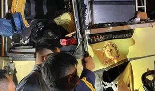 Xe khách va chạm xe bồn, tài xế mắc kẹt trong cabin