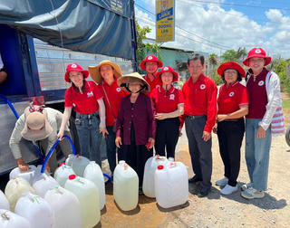 Hội Chữ thập đỏ Việt Nam cứu trợ người dân bị ảnh hưởng hạn hán và xâm nhập mặn