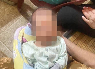 Người mẹ bỏ rơi bé sơ sinh trước nhà dân kèm theo lá thư xin lỗi con