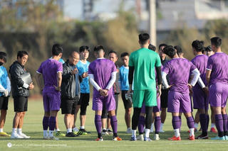 Lãnh đạo sứ quán Việt Nam tại Lào động viên tuyển Việt Nam dự AFF Cup