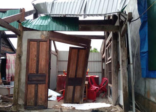 Hà Tĩnh: Lốc xoáy quét bay 30 mái nhà của người dân