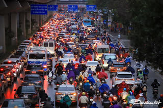 Đường phố Hà Nội ùn tắc, người dân chật vật di chuyển trong giá rét dịp cận Tết