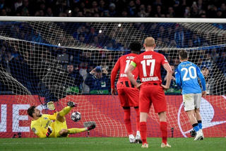 Thắng Frankfurt, Napoli tiến vào tứ kết Champions League