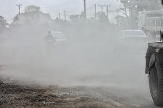 Hà Nội: Hàng dài xe có dấu hiệu quá tải 'cày ải' tuyến đường cửa ngõ Thủ đô