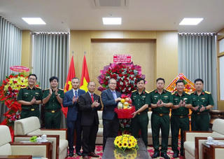 Tổng Lãnh sự quán Lào tại Đà Nẵng chúc mừng Bộ Chỉ huy quân sự thành phố