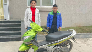 Hai tên cướp giật túi xách, kéo lê người phụ nữ trên đường