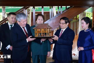 Thủ tướng Việt Nam và Kyrgyzstan thăm Khu Di tích Chủ tịch Hồ Chí Minh