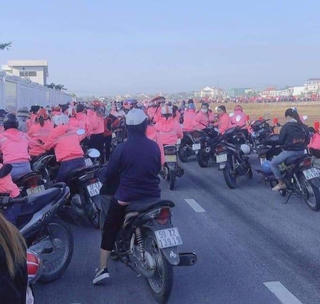 Hàng ngàn công nhân bỏ về sau bữa cơm trưa