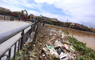 Người dân Hội An dọn dẹp rác thải, bùn đất sau bão