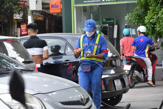 Xếp hàng từ sớm mua xăng trước dự báo giá xăng tiếp tục 'phá đỉnh'