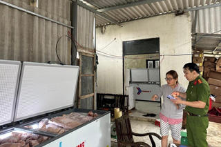 'Bí mật' bên trong kho hàng được nhập từ nước ngoài vừa bị Công an phát hiện