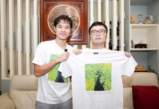 Cầu thủ Văn Toàn mua tranh, tặng áo cho các họa sĩ nhỏ tự kỷ