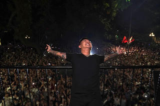 Hát ở ban công có nghìn người theo dõi: Ca sĩ Tuấn Hưng sai ở đâu?