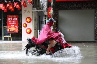 Hà Nội mưa suốt đêm, nhiều tuyến đường ngập sâu