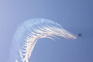 Tiêm kích Su-30MK2 thả bẫy nhiệt trên bầu trời Thành phố Hồ Chí Minh