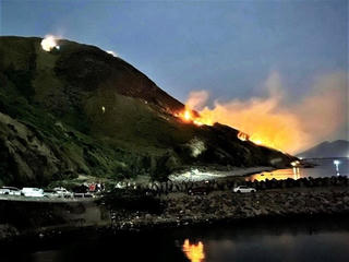 Hà Tĩnh: Huy động hàng trăm người khống chế đám cháy rừng trong đêm