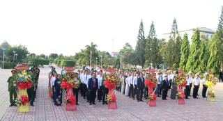 Lãnh đạo tỉnh Khánh Hòa dâng hương tại Tượng đài Bác Hồ