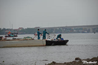 Clip: Hàng trăm người tìm kiếm 4 nạn nhân mất tích trên sông Chanh